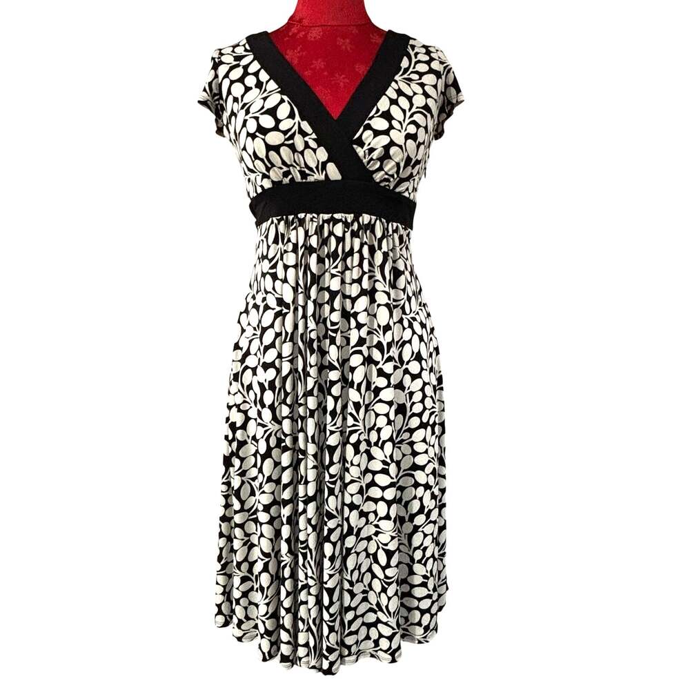 Maggie London Dress Sleeveless Black & White Size 4 casual empire waist tie